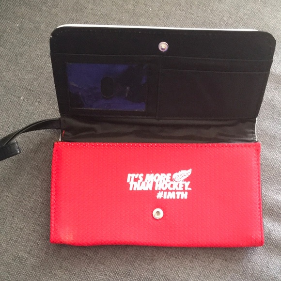Detroit Red Wings themed clutch - Picture 3 of 4